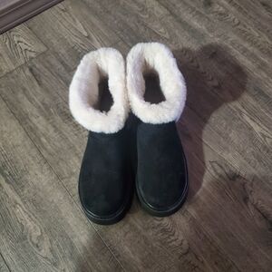 Like NEW- No box/tags. Women's Black and White Fur-Lined Boots